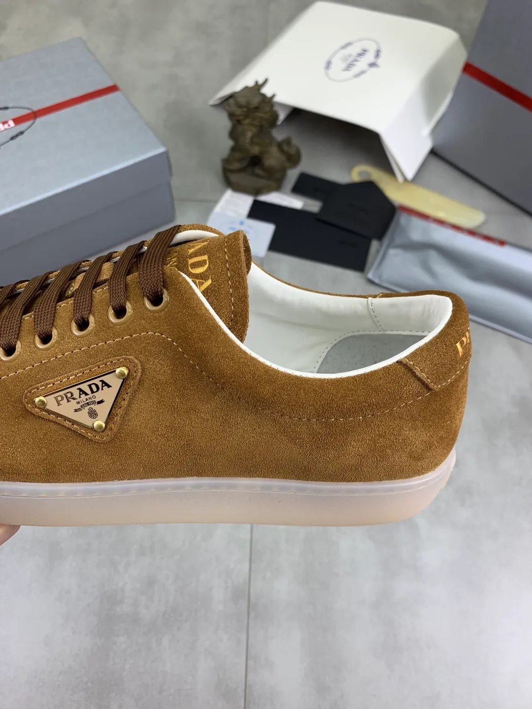 Men's shoes 💰P540💰【New model】The hot model is on the official website, 🆘 The trendy brand (Prada) mainly promotes the hot model, the avant-garde and versatile fashion men's shoes are privately modeled, the cowhide surface is spliced 1:1.. The fashion is simple, the original imported cowhide lining and the cowhide feet; the atmosphere and personality are more fashionable, eye-catching and pursuing class. It will subvert the old idea and be a must-have for fashion trendsetters with you! Must keep it for yourself! Tall and comfortable, large and low, high-end quality workmanship. Size: 38-45; 3️⃣colors available.